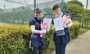 第2567回　善福寺公園テニスクラブ　女子ダブルス準優勝:村上・石坂ペア